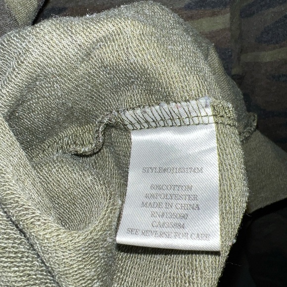 Others Follow Women’s Sz Small  Camouflage Zip Front Hoodie Jacket Kangaroo Pkt - Picture 5 of 5